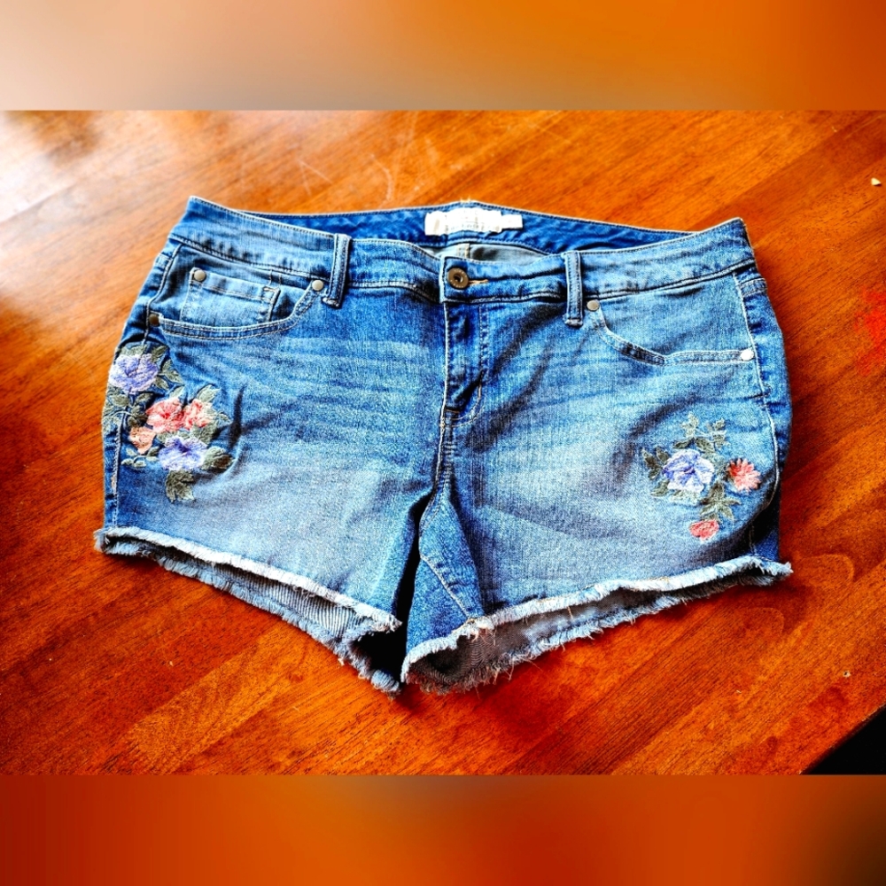 Torrid Size 16 Embroidered Denim Shorts